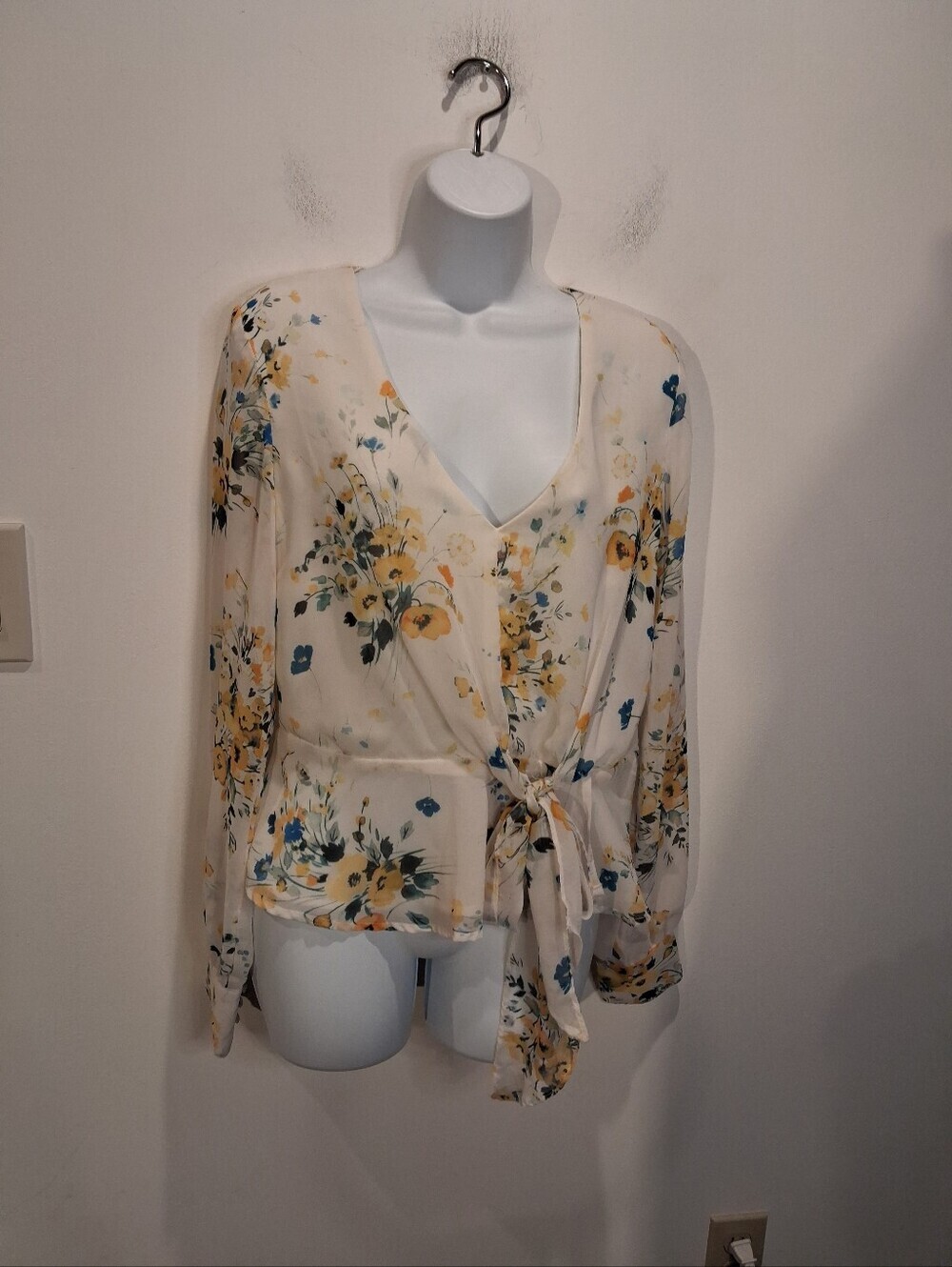 Adelyn Rae Size M Yellow Floral Print Vneck Blouse Front Tie
